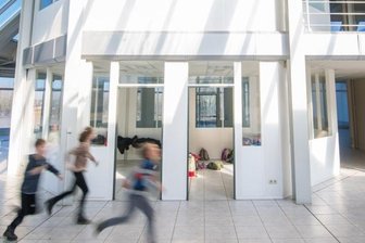 Dorfmoderator soll Einwohner mit ins Boot holen - Das "Netzwerk", ein früheres Autohaus in Neukirchen, soll Zentrum des Dorflebens und Sitz des Dorfmanagers werden. Einen Vorgeschmack auf die Belebung gab es, als hier ein Projekt für Grundschüler stattfand. 