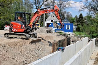 Dorfplatz Wingendorf: Neues Wartehäuschen erinnert an Bergbau - Im Zuge der Arbeiten wurde auch der Bachlauf reguliert (siehe Bauwerk vorn). 