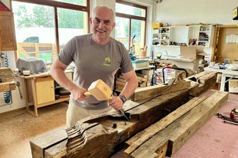 Dorfrallye, Konzerte und Kneipentour: Was Härtensdorf zum Jubiläum auf die Beine stellt - Tischlermeister Frank Fritzsch an den historischen Holzbalken aus der Härtensdorfer Kirche.