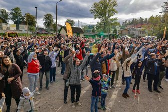 Dorfrock-Meisterschaft in Heinrichsort: Reicht es diesmal für den Sieg? - Erneut versammelten sich Hunderte Menschen am Sonntagnachmittag in Heinrichsort. Per Drohne wurde gezählt.