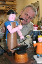 Dorfschmied wird für den Außendienst vorbereitet - Der Schmied gehört zu den zwölf Figuren der Schellenberger Ortspyramide. Lothar Fröhlich, der Schöpfer dieser Kunstwerke, bereitet ihn auf seinen mehrwöchigen Außendienst vor.