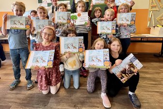 Dorfstädter Kinder zeichnen für Kalender-Projekt - Die Gewinnerin Milana (acht Jahre/Bildmitte mit Urkunde) unter anderem mit ihren Mitschülern.