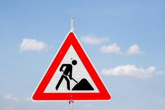 Dorfstraße in Falkenberg gesperrt - Symbolbild.