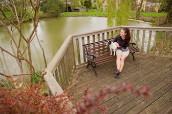 Dorfteich in Neustadt wird barrierefrei - Anne Zeiter gefällt es mit Hund Finn sehr gut am Teich in Neustadt.