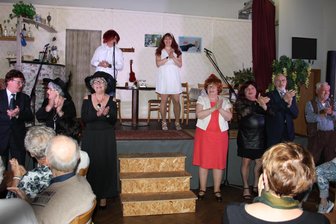 Dorftheater Langenreinsdorf feiert zehnte Premiere: „Liebe frei Haus“ verspricht Chaos im Holzhandel - Die Aufführung des Stücks „Der gekaufte Bräutigam“ sorgte 2023 für ein dankbares Publikum.