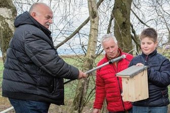 Dorfverein engagiert sich für Vogelschutz - Rüdiger Partzsch, Gottfried Wendrock und Theo Schellenberger (v.l.) vom Dorfverein Lauta beim Aufhängen der Nistkästen.