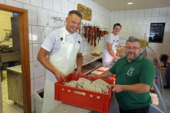 Dorfwirbel der Gaumenfreuden: Party-Organisatoren aus Tettau kaufen Herzhaftes bei Landwirten um die Ecke ein - Uwe Schulze (rechts) vom Dorf- und Heimatverein holt die Bestellungen ab. Eine Tour führt ihn zu Marcel Heinig von der Fleischerei der Agrargenossenschaft.