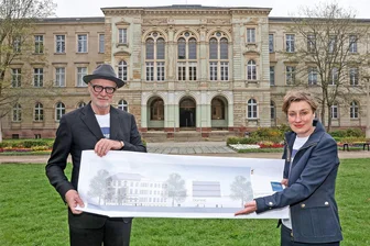 Dorint gibt in Zwickau auf – Was wird aus Fliegerbauers Hotelplänen? - Es war einmal: 2018 stellten Kurt Fliegerbauer und Silke Kunstmann ihre Hotelpläne für das alte Zwickauer Gymnasium vor. Später kaufte die Dorint-Gruppe das Haus, wollte bauen, fing aber nie an. Und nun?