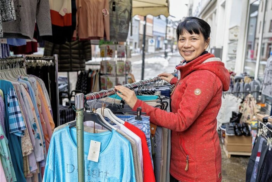 Dort können die Auerbacher bald shoppen - Zur alteingesessenen Händlerschaft gehört auch Nguyen Dinh Tu aus Vietnam. Vor kurzem sind sie mit "T & H Moden" nur ein Haus weiter gezogen - in ihr eigenes Haus. Das nebenstehende wird saniert.