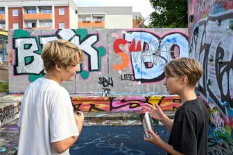 Dose kaufen und los: Wo in Chemnitz legal gesprüht werden darf - Friedrich (links) und Malte sind zwölf Jahre alt und haben bereits eigene Tags. An den Bunten Gärten an der Martinstraße können sie nun legal sprayen.