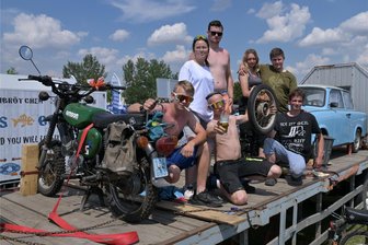 Dosenbier-Helme, Schaumbäder und Stinkefisch-Wettkämpfe: So verrückt war das Simson-Treffen in Zwickau - Jonas Blau (vorn re.) aus der Nähe von Sömmerda, der auf dem Treffen 20 Jahre alt wurde, und seine Freunde sind mit Simson und Trabant auf einem Traktorgespann nach Zwickau gekommen.