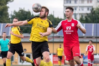 Dosenöffner funktioniert nicht - Mit Köpfchen: Rico Thomas (l.) auf dem Weg zur 1:0-Führung des BSC Freiberg gegen den 1. FC Pirna. Am Ende jubelte aber überraschend der Neuling.