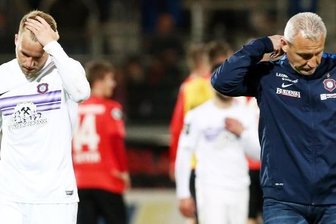 Dotchev: Mund abputzen und weiterarbeiten - Martin Männel Martin Männel - Zwei Gesten, eine Meinung. Aues Pascal Köpke und Trainer Pavel Dotchev sind nach dem Abpfiff enttäuscht.
