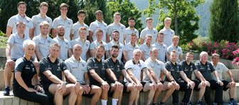 Dotchev will einstelligen Tabellenplatz - Pavel Dotchev - Die Veilchen bereiteten sich im einwöchigen Trainingslager im thüringischen Bad Blankenburg auf die anstehende Saison vor - hintere Reihe von links: Martin Männel, Marcin Sieber, Benedikt Krug, Hakki Yildiz, Louis Samson, Steve Breitkreuz, Philip Hauck, Mario Seidel, Robert Jendrusch; mittlere Reihe von links: Adam Susac, Mike Könnecke, Philipp Riese, Killien Jungen, Simon Handle, Calugero Rizzuto, Simon Skarlatidis, Björn Kluft, Tom Nattermann, Sebastian Hertner; vordere Reihe von links: Physiotherapeutin Heike Ehrhardt, Masseur Jens Borchert, Fitnesstrainer Werner Schoupa, Torwarttrainer Max Urwantschky, Co-Trainer Robin Lenk, Cheftrainer Pavel Dotchev, Sportdirektor Steffen Ziffert, Physiotherapeut Sebastian Horn, Teamarzt Christian Frenzel, Zeugwart Bernd Zimmermann, Pressesprecher Peter Höhne.
