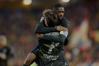 Double-Traum lebt: PSG verteidigt Meistertitel in Frankreich - Chwitscha Kwarazchelia feiert mit Ousmane Dembélé (hinten) das 1:0.