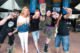 Downstairs Left gewinnt ersten "Freie Presse"-Bandcontest - Sieger des "Freie Presse"-Bandcontest: Downstairs Left, hier mit Moderatorin Vicky Herrmann. Die Gruppe erhielt 25,55 Przent der Stimmen.
