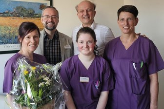 Dr. Bernd Kaskas verstärkt MVZ Mittweida als Experte für Magen-Darm-Erkrankungen - Dr. med. Bernd Kaskas (hinten rechts) mit LMK-Geschäftsführer Florian Claus und den Praxismitarbeiterinnen Melanie, Laura und Heike (v. l.).
