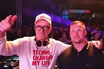 Dr. Motte heizt bei Pigmentstörung ein - Dr. Motte alias Matthias Roeingh (l.) - im Bild mit Veranstalter Christoph Thiele - zählt zu den Mitbegründern und Organisatoren der Love-Parade.