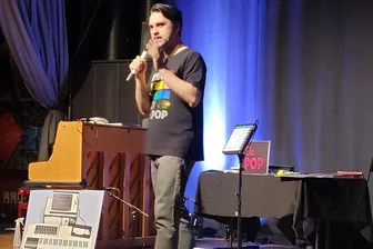 Dr. Pop in Zwickau: Das Musiklexikon, dem die Fans vertrauen - Dr. Pop begeisterte im Gasometer mit seinem enzyklopädischen Musikwissen.
