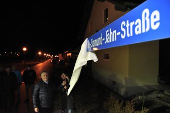 Dr.-Sigmund-Jähn-Straße in Morgenröthe-Rautenkranz offiziell enthüllt - Jürgen Mann (Freie Wähler), Bürgermeister der Gemeinde Muldenhammer, und Romy Mothes, Leiterin der deutschen Raumfahrtausstellung, enthüllten den neuen Straßennamen.