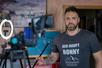 Dr. Sommer aus dem Erzgebirge – Influencer startet mit Mundart durch - In seinem Wohnzimmer produziert Ronny Arnold alias „Der Haupt Ronny“ seine Videos. Manchmal braucht er dafür mehrere Stunden.