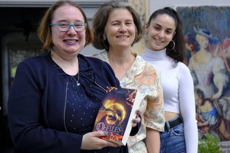 Drachen-Akte: In Reichenbach wachsen der Fantasie Flügel - Laden für den 24. Juli ins Neuberin-Museum ein: Autorin Grit Otto, Museumsleiterin Martina Bundszus sowie Sängerin Selina Tulasoglu, die mit Gesangslehrer Sven Pfretzschner den Leseabend musikalisch prägen wird. Gelesen werden fantastische Kurzgeschichten unter dem Titel "The D-Files: Die Drachen-Akten". 