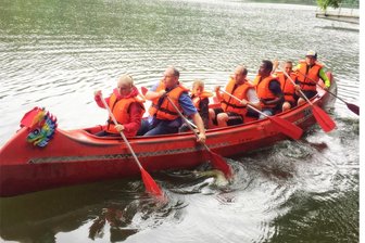 Drachenbootfest in Kriebstein: Workshops und Wettkämpfe als Treffpunkt der Kulturen - Initiator Prof. Dr.-Ing. Renè Pleul (2. v. l.) und Organisator Robin Swigon (4. v. l.) im Drachenboot.