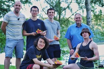 Drachenbootrennen am Kriebsteinsee: Chinesisches Fest lockt internationale Besucher an - Bei der Siegerehrung gab es für die Gewinner des Drachenbootrennens chinesische Glückwunschkarten mit einem 3D-Papierdrachenboot: (v.l.) Veranstalter Robin Swigon, Chen Zutai, Junyuan Wang, Konstantin Aleksandrov, Initiator Prof. Dr.-Ing. Renè Pleul und Mikail Makarov.