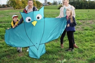 Drachenfans hoffen auf Wind und tolles Wetter - Waren schon mal vor Ort auf dem neuen Areal: Tim, Antonia sowie Vati Christian und Mutti Kati aus Lauterbach.