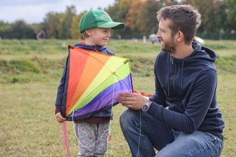 Drachenfest in Chemnitz: Nach verhaltenem Start strömen Familien an den Stausee - Stefan Rumbke war mit seinem Sohn Erik zum ersten Mal zum Drachenfest an den Stausee Oberrabenstein gekommen.