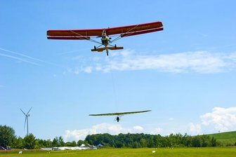Drachenflieger: Weltmeisterliche Flüge am Erzgebirgshimmel - Ein Starrflügler - besondere Drachenart - wird vom Ultraleichtflugzeug auf Höhe geschleppt.