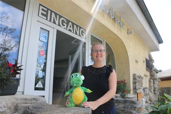 Drachenhöhle Syrau holt auf: Besucherstand wieder wie vor Pandemie - Manuela Schindler, Mitarbeiterin des Eigenbetriebes, vor der Drachenhöhle.