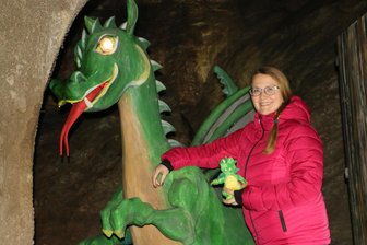 Drachenhöhle Syrau ist in die Saison gestartet: Neue Attraktion entsteht im Außengelände - Manuela Schindler und Drache Justus in der Syrauer Drachenhöhle.