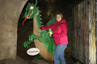 Drachenhöhle Syrau mit prima Besucherbilanz: „Es ist das zweitstärkste Jahr seit zehn Jahren“ - Drachenhöhlen-Chefin Manuela Schindler und Justus in der Tiefe.