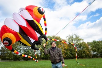 Drachensteigen bei Windstärke 8: Wie in Chemnitz der perfekte Flug trotzdem gelang - Dieter Fiedler hält seinen Drachen an einer Schnur, die bis 300 Kilogramm reißfest ist. Während des Fluges ist der Drachen nicht mehr mit der Hand zu halten und ist mit einem Erdanker befestigt.