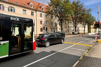 Drängeln, Hupen, Spucken: Warum die Sperrung der Reichenbacher Straße in Zwickau zu Verkehrschaos in Marienthal führt - Eine Baustelle mit zusätzlichen Ampeln auf der Karl-Keil-Straße sorgt in Marienthal für Erschwernisse auf der inoffiziellen Umleitung. Die offizielle, eingerichtet wegen der Vollsperrung der Reichenbacher Straße, führt über die Werdauer Straße.
