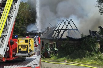 Drängende Frage nach Großbrand im Vogtland: Warum heulten die Sirenen nicht? - Beim Großbrand am 21. Juni brannte die Haagmühle bei Wiedersberg mit Wohnhaus, Scheune und Stall komplett ab.