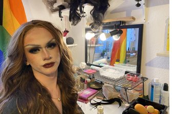 Drag Queen mit 15 im Vogtland: „Ich bin unfassbar stolz, dass mein Bruder sich traut, er selbst zu sein“ - Vava von Vogue am Schminktisch. Die Make-up-Ausstattung der Drag Queen stellt die der allermeisten Frauen in den Schatten. Am Wochenende zeigt sich Vava in Lengenfeld und Plauen.