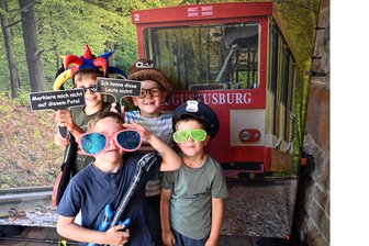 Drahtseilbahn Augustusburg: „Alte Lady“ ist Besuchermagnet für junge Leute - Erinnerungsfotos mit Bahn: Paul, Emil, Gustav und Ragnar ( v. l.) waren dabei.