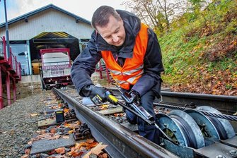 Drahtseilbahn Augustusburg: Die alte Dame ist bereit für den Winter - Maschinist Denny Dreschel hat die Rollenkästen von Laub und anderem Unrat befreit und die 252 Rollen, die das Seil entlang der Strecke führen, gefettet.
