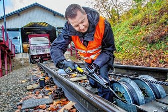 Drahtseilbahn Augustusburg fährt Silvester - Maschinist Denny Dreschel hat die Rollenkästen von Laub befreit und die Rollen gefettet. 