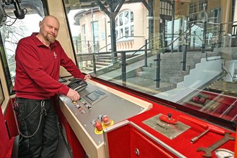 Drahtseilbahn Augustusburg fährt wieder: Eiserne Lady erklimmt den Schellenberg - Peter Donat checkt in den beiden Wagons vor der ersten Tour die Apparaturen der Drahtseilbahn Augustusburg.