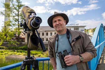 Drama am Schornstein der Nickelhütte Aue: Kein Bruterfolg bei den Falken - Andreas Häußler ist Hobbyornithologe. Er beobachtet die Falken, die auf dem Schornstein der Nickelhütte Aue brüten von verschiedenen Standpunkten aus mit einem sogenannten Spektiv.