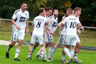 Drama im Fußball-Sachsenpokal: SC Syrau scheitert in letzter Minute am Einzug ins Achtelfinale an Oberligist Grimma - Der SC Syrau wurde nach der 2:0-Führung durch Kapitän Paul Schneider „vogelwild“. Doch in der Nachspielzeit machte Grimmas Joker dem Team einen Strich durch die Rechnung.