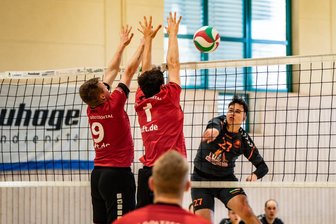 Drama im Kampf um den Klassenerhalt: Kein Happy End für Lindaer Volleyballer - Abgeblockt: Lindas Volleyballer um Jonas Kiulies mussten zum Abschluss zwei bittere Heimniederlagen quittieren.