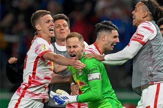 Drama in Berlin: RB Leipzig holt den DFB-Pokal im Elfmeterschießen - Nach dem entscheidenden Elfmeter gab es für die RB-Profis um Kapitän und Torhüter Peter Gulacsi kein Halten mehr. Die Freude und Anspannung mussten raus.