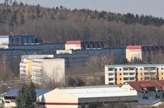 Drama in Flöha: Frau tot aufgefunden - Ehemann verhaftet - Das Neubaugebiet Sattelgut liegt im Flöhaer Stadtteil Bernsdorf am Waldrand. In einem Wohnblock (nicht im Bild erkennbar) fand man am Montag eine Frau tot auf. 
