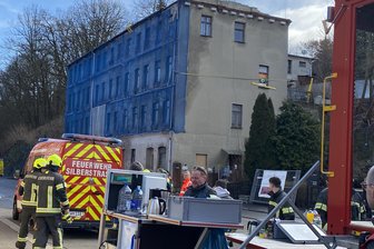 Drama in Wilkau-Haßlau: Hauseinsturz führt zu Straßensperrung und Verkehrsbehinderungen - Das Haus Kirchberger Straße 46 galt schon lange als Abrisskandidat. Jetzt sind Teile des Daches eingestürzt.