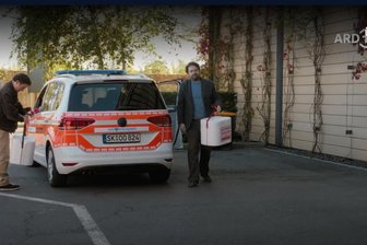 Drama pur bei „In aller Freundschaft“ – Ein Glauchauer ist mittendrin - David Brückner als Dr. Arnold mit einem Organspende-Transportbehälter.