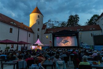 Drama um Amy: So lief „Back to Black“ im Schlosshof Freiberg - Am Samstagabend im Hof von Schloss Freudenstein in Freiberg der Film „Back to Black“.